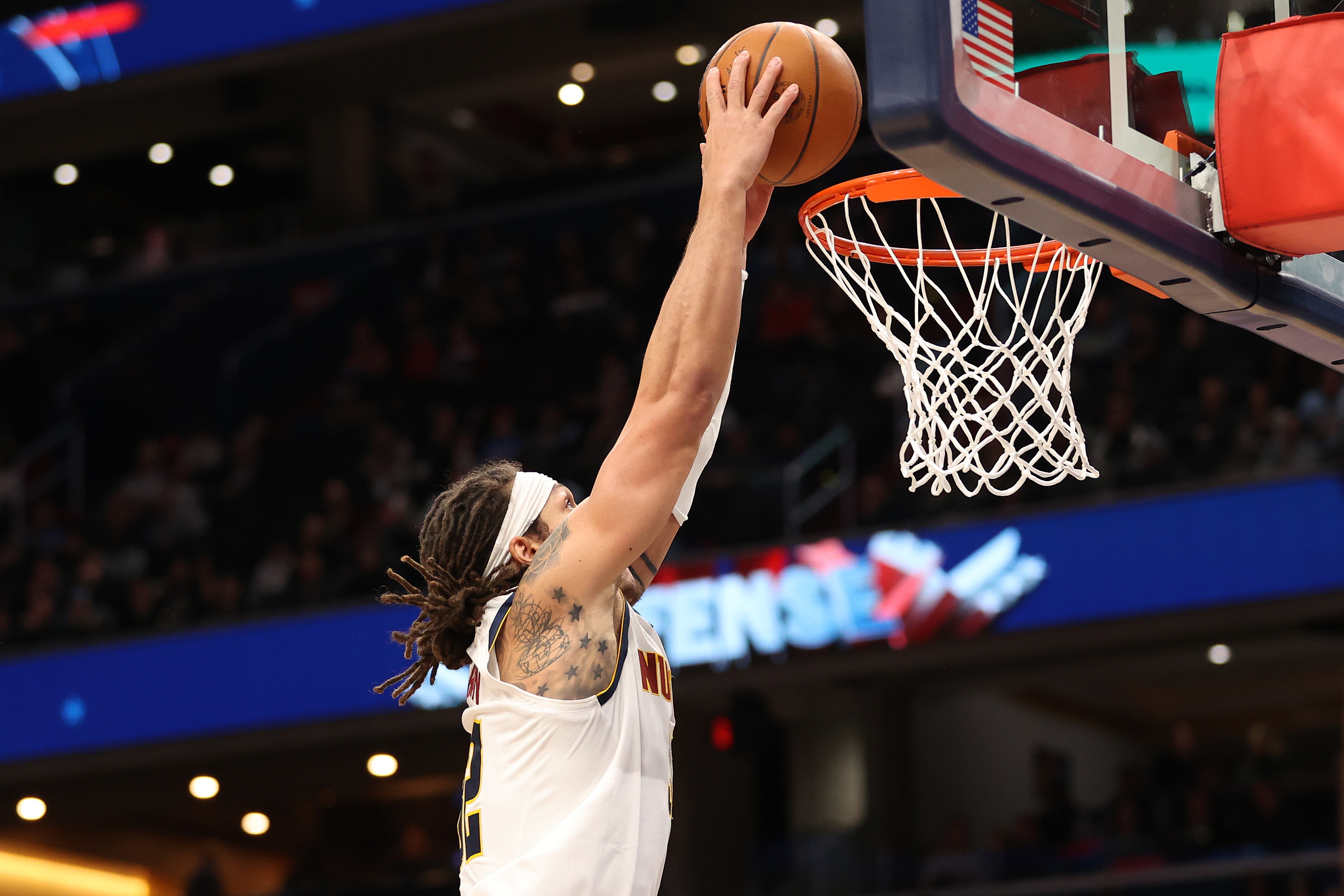 沙巴体育官网-单核带队！阿隆·戈登上半场9中4得13分6板3助2断 三分2中1