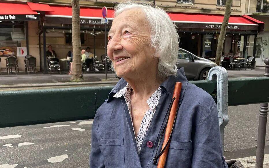 沙巴体育官网-巴黎街头一群足球流氓围着90岁老奶？看似惊险其实很暖！